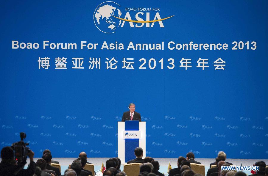 Zhou Wenzhong, secretary-general of the Boao Forum for Asia (BFA), presides over the opening ceremony of the BFA Annual Conference 2013 in Boao, south China's Hainan Province, April 7, 2013. (Xinhua/Wang Ye)