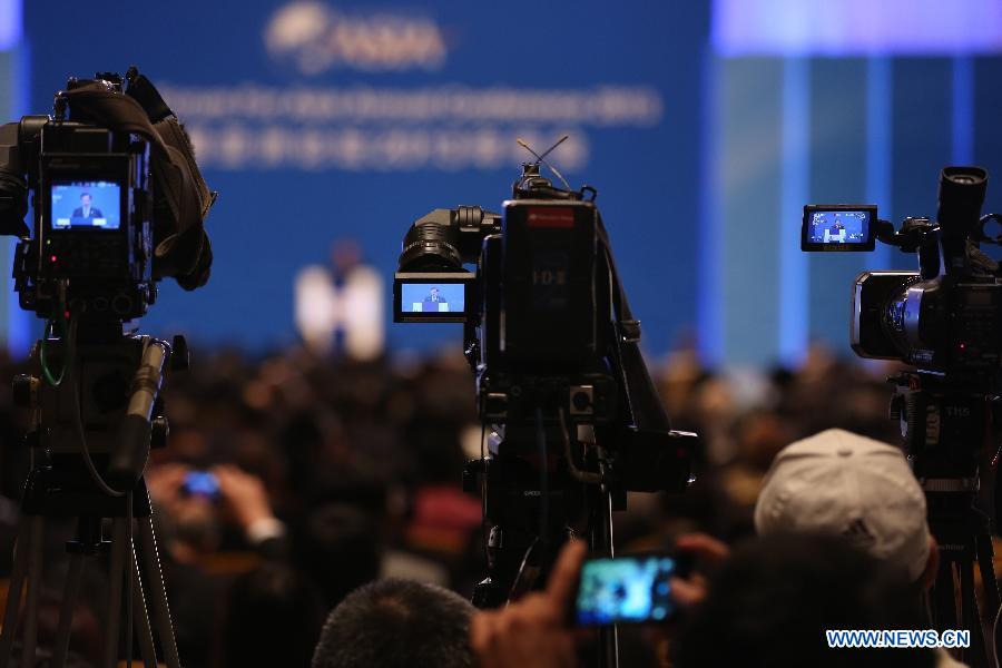 Journalists work at the opening ceremony of the 2013 Boao Forum for Asia (BFA) Annual Conference 2013 in Boao, south China's Hainan Province, April 7, 2013. (Xinhua/Jin Liwang)