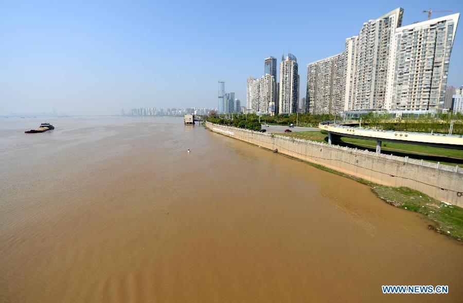 Photo taken on April 7, 2013 shows the rising water level on the Ganjiang River in Nanchang, capital of east China's Jiangxi Province. The water level of the Ganjiang River in the Nanchang segment has risen to 18.53 meters by April 7 morning, five meters higher than half month earlier and two meters higher than the same period of last year, according to the Nanchang Hydrology Station. The local government has strengthened its flood surveillance and control. (Xinhua/Zhou Ke)