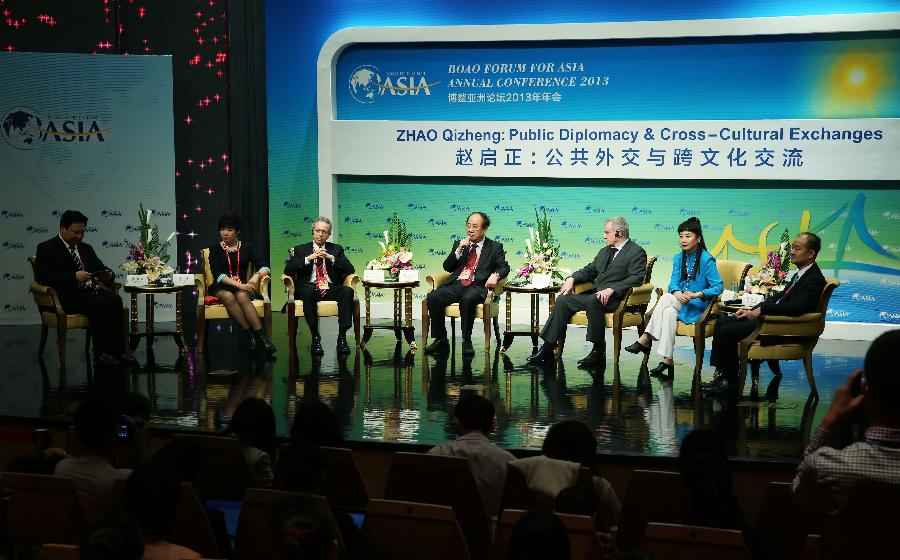 Zhao Qizheng (C), former director of the Information Office of China's State Council, has a discussion with Alistair Michie (3rd R), vice president of the 48 Group Club, and Robert Lawrence Kuhn (3rd L), chairman of the Kuhn Foundation, during a dialog on public diplomacy and cross-cultural exchange at the Boao Forum for Asia Annual Conference 2013 in Boao of south China's Hainan Province, April 7, 2013. (Xinhua/Jin Liwang) 