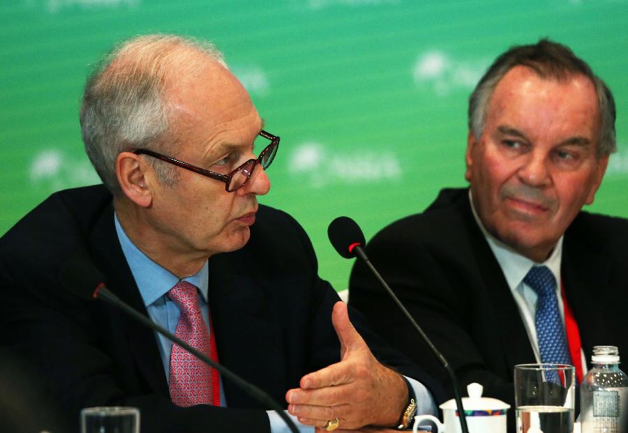 Anthony Bolton (L), president of the Fidelity Investment Managers, speaks during a roundtable discussion themed in "The Changing Investment Landscape 2013" during the Boao Forum for Asia (BFA) Annual Conference 2013 in Boao, south China's Hainan Province, April 7, 2013. (Xinhua/Jin Liwang) 