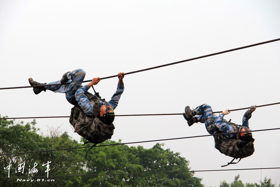 The marines of a brigade of the Navy of the Chinese People's Liberation Army (PLA) are in military skill training in a simulated actual-battlefield environment. (navy.81.cn/Zeng Liang)