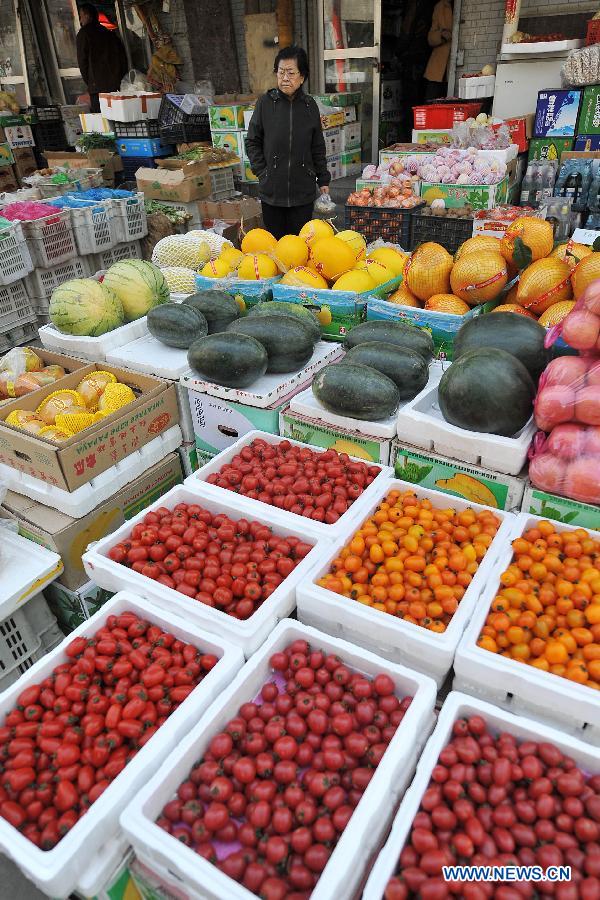 A citizen buys fruit at a market in Taiyuan City, north China's Shanxi Province, April 9, 2013. China's consumer price index (CPI), a main gauge of inflation, grew 2.1 percent year on year in March, down from a 10-month high of 3.2 percent in February, official data showed Tuesday. (Xinhua/Zhan Yan) 