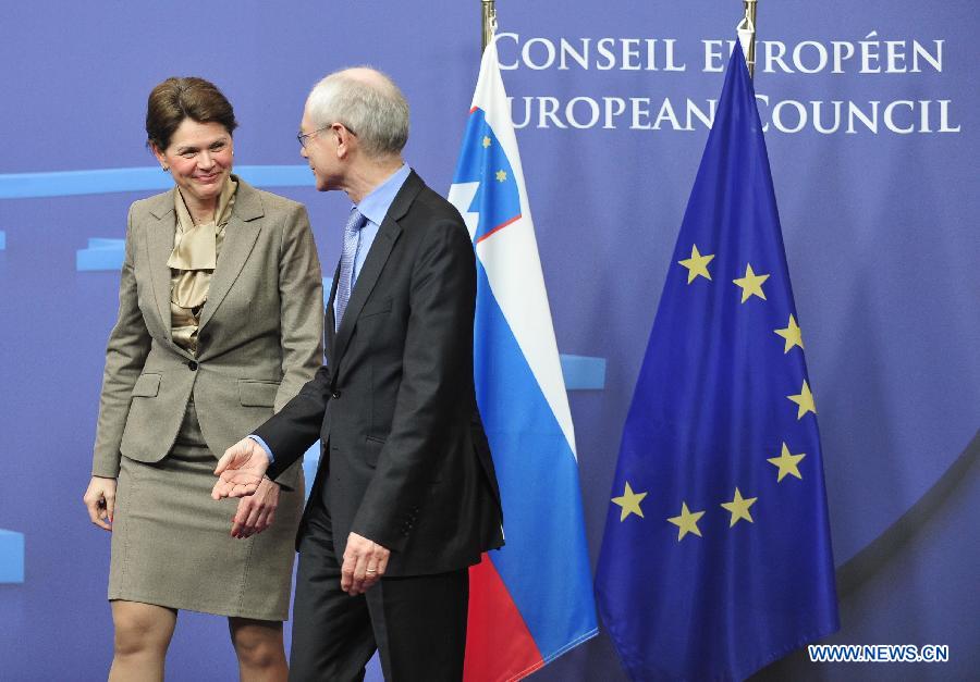 Slovenian Prime Minister Alenka Bratusek (L) meets with the European Council President Herman van Rompuy at EU headquarters in Brussels, capital of Belgium, April 9, 2013. Bratusek, Slovenia's first female prime minister paid her first oversea visit to Brussels amid fears the eurozone country could ask for international financial aid. (Xinhua/Ye Pingfan)