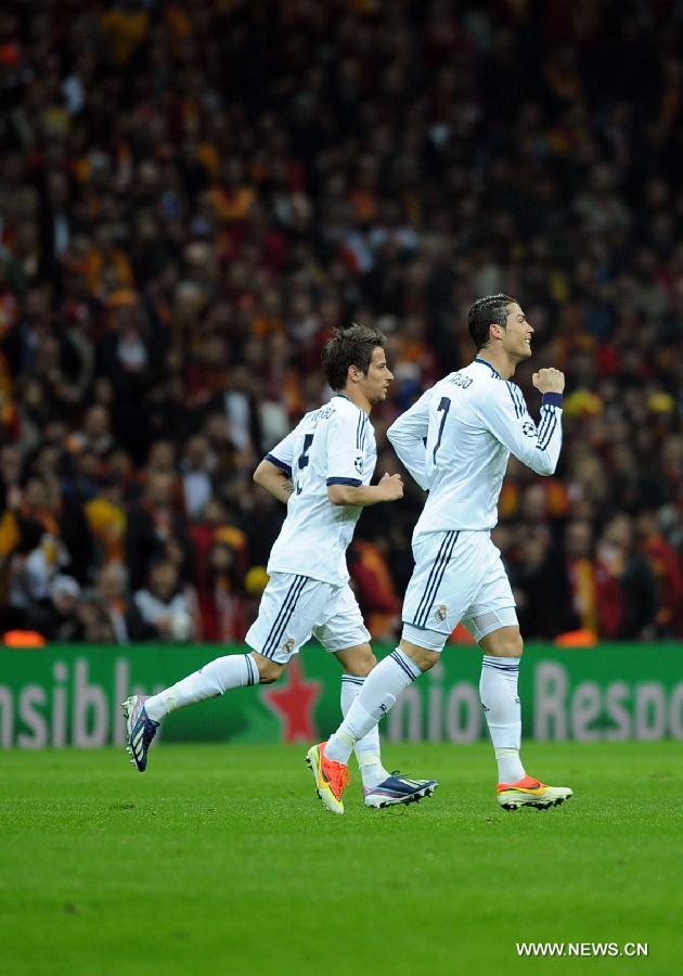 Real Madrid's Cristiano Ronaldo (R) celebrates after scoring during the UEFA Champions League quarter final second leg soccer match between Galatasaray and Real Madrid in Istanbul, Turkey, April 9, 2013. Real Madrid lost 2-3 but entered the semifinal with a total result 5-3.(Xinhua/Ma Yan)