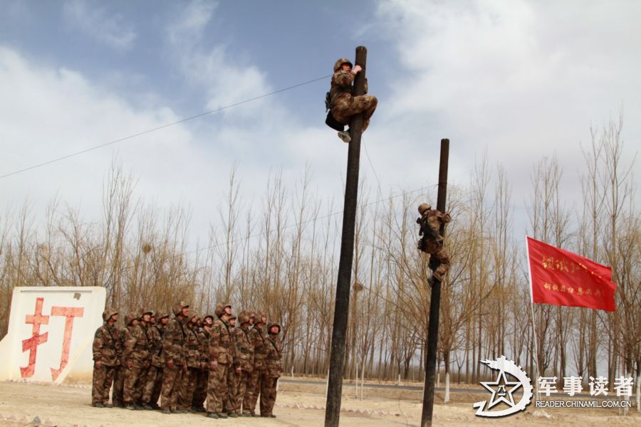 Soldiers of a regiment of the Lanzhou Military Area Command (MAC) of the Chinese People's Liberation Army (PLA) are in hard military training in the barrack. (China Military Online/Yuan Hongyan, Wang Qingbiao)