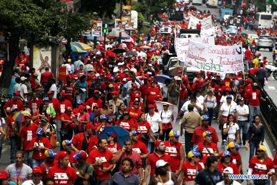 Supporters of Venezuelan Acting President and presidential candidate Nicolas Maduro, attend a rally in Caracas, capital of Venezuela, on April 9, 2013. Venezuela will hold presidential elections on April 14.(Xinhua/AVN)