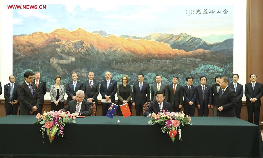 Chinese Premier Li Keqiang (8th R, back) and Australian Prime Minister Julia Gillard (7th L, back) attend the signing ceremony of a series of agreements covering recyclable energy, financing, drug control and development aid after their talks in Beijing, capital of China, April 9, 2013. (Xinhua/Ding Lin) 