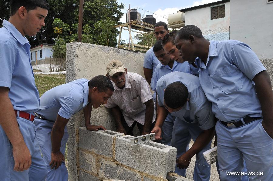 Young inmates learn the stonemason craft at the Re-education Center for San Francisco de Paula Youth, in San Miguel del Padron municipalty, in Havana, Cuba, on April 9, 2013. Local and foreign media representatives made a tour in the Women's Prison and Re-education Center for San Francisco de Paula Youth. (Xinhua/Joaquin Hernandez)