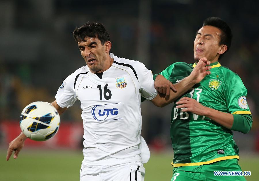 Mao Jianqing (R) of Beijing Guoan vies with Artyom Filiposyan of Bunyodkor during their AFC Champions League Group G match in Beijing, China, April 10, 2013. (Xinhua/Liao Yujie)