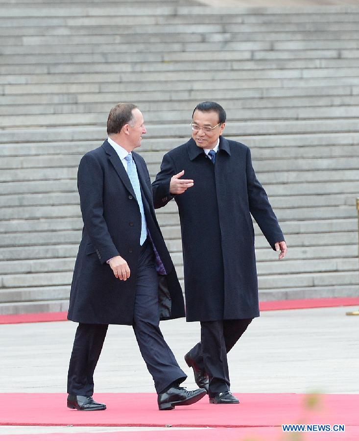 Chinese Premier Li Keqiang (R) holds a welcoming ceremony for Prime Minister of New Zealand John Key before their talks in Beijing, capital of China, April 10, 2013. Li held talks with John Key here on Wednesday. (Xinhua/Ma Zhancheng) 