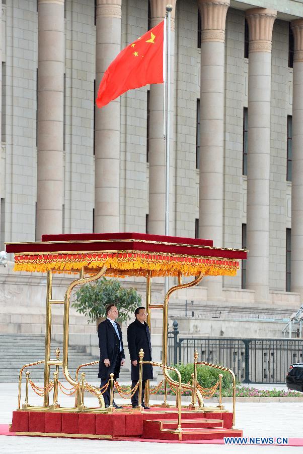 Chinese Premier Li Keqiang (R) holds a welcoming ceremony for Prime Minister of New Zealand John Key before their talks in Beijing, capital of China, April 10, 2013. Li held talks with John Key here on Wednesday. (Xinhua/Ma Zhancheng) 