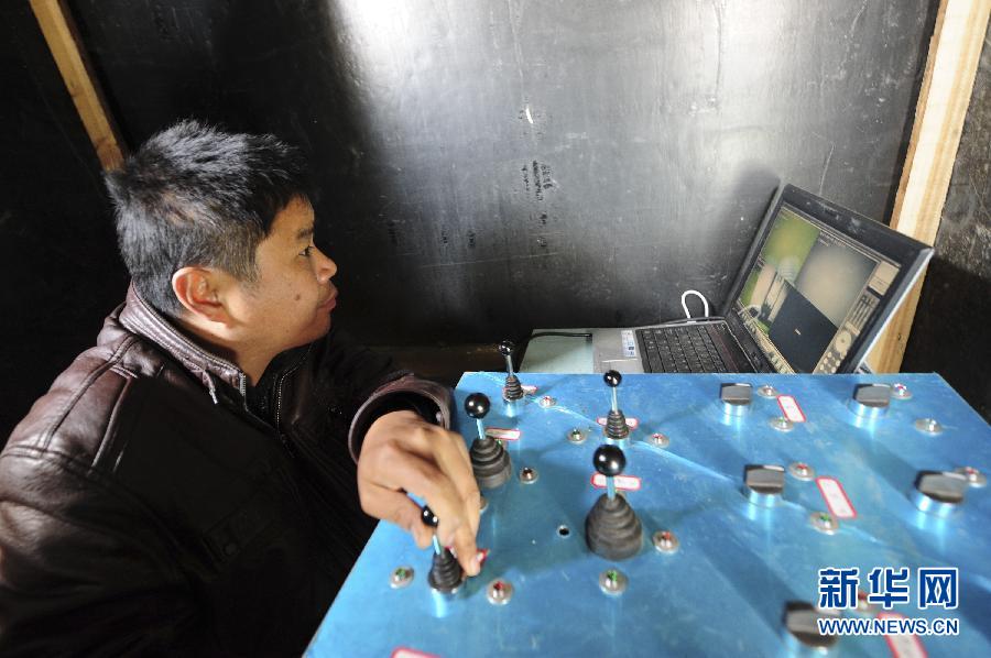 Zhang Wuyi watches underwater conditions through a camera installed on the submarine undergoing sea trials in Yantai city, Shandong province on April 10. The submarine was made by Zhang, 38, a laid-off worker in Wuhan city, Hubei province. Since he was laid off from a textile machinery factory in 2008, Zhang has been interested in small submarines. He has invested around 3 million yuan ($484,000) into the creation. After failing several times, finally he made several private submarines. The machine, 4.5 meters long, 1.6 meter wide and 4 tons heavy, can sink into 30-50 meters underwater and advance slowly by remote control. One has been ordered by an aquaculture company in Yantai.(Photo/Xinhua)