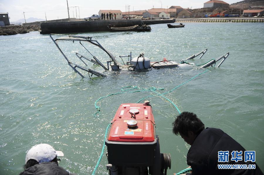 A homemade "robot submarine" is put into the sea for tests in Yantai city, Shandong province on April 10. The submarine was made by Zhang Wuyi, 38, a laid-off worker in Wuhan city, Hubei province. Since he was laid off from a textile machinery factory in 2008, Zhang has been interested in small submarines. He has invested around 3 million yuan ($484,000) into the creation. After failing several times, finally he made several private submarines. The machine, 4.5 meters long, 1.6 meter wide and 4 tons heavy, can sink into 30-50 meters underwater and advance slowly by remote control. One has been ordered by an aquaculture company in Yantai.(Photo/Xinhua)