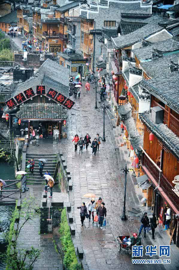 Tourists in Fenghuang, an ancient town in central China's Hunan province, April 9, 2013. (Xinhua/Cheng Tingting)