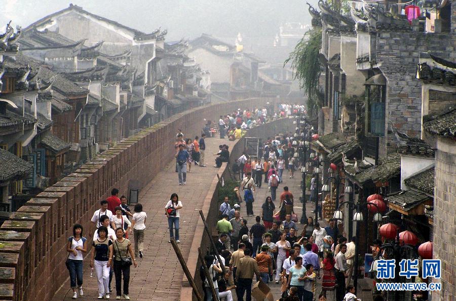 Tourists visit an old street in Fenghuang, an ancient town in central China's Hunan province. (Xinhua)