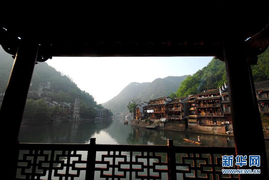 Beautiful scenery of Fenghuang, an ancient town in central China's Hunan province, May 5, 2007. (Xinhua)