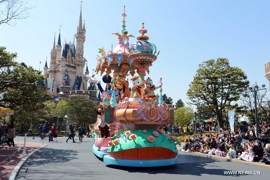 Disney characters greet tourists at Tokyo Disneyland in Urayasu, Chiba Prefecture, Japan, April 11, 2013. Tokyo Disneyland, the world's third Disney amusement park, started a new noon parade to mark its 30th anniversary. (Xinhua/Ma Ping) 