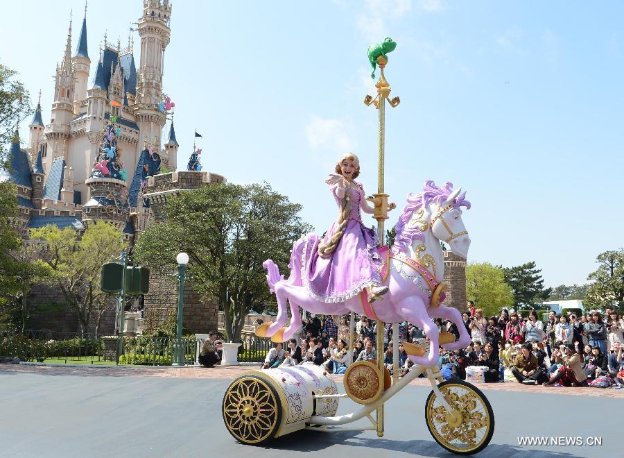 Disney characters greet tourists at Tokyo Disneyland in Urayasu, Chiba Prefecture, Japan, April 11, 2013. Tokyo Disneyland, the world's third Disney amusement park, started a new noon parade to mark its 30th anniversary. (Xinhua/Ma Ping) 