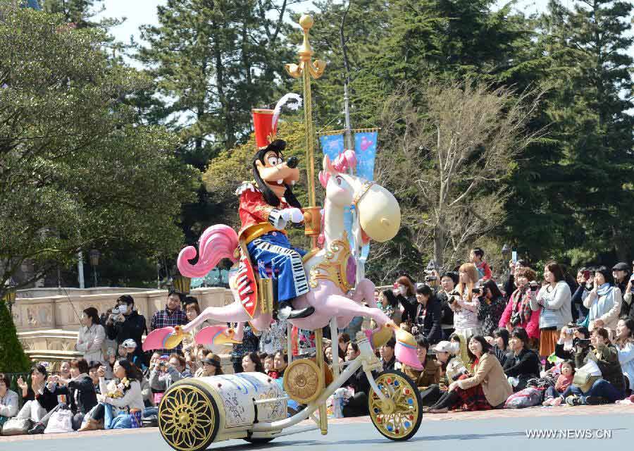 Disney characters greet tourists at Tokyo Disneyland in Urayasu, Chiba Prefecture, Japan, April 11, 2013. Tokyo Disneyland, the world's third Disney amusement park, started a new noon parade to mark its 30th anniversary. (Xinhua/Ma Ping) 