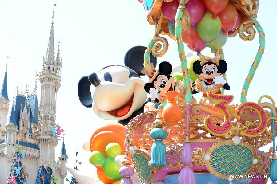 Disney characters greet tourists at Tokyo Disneyland in Urayasu, Chiba Prefecture, Japan, April 11, 2013. Tokyo Disneyland, the world's third Disney amusement park, started a new noon parade to mark its 30th anniversary. (Xinhua/Ma Ping) 