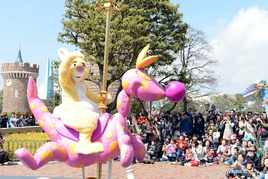 Disney characters greet tourists at Tokyo Disneyland in Urayasu, Chiba Prefecture, Japan, April 11, 2013. Tokyo Disneyland, the world's third Disney amusement park, started a new noon parade to mark its 30th anniversary. (Xinhua/Ma Ping) 