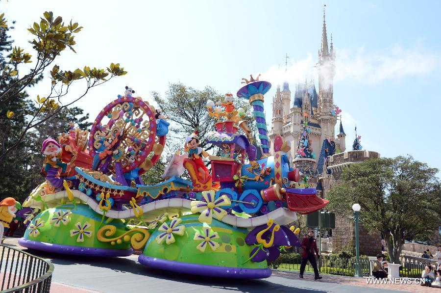 Disney characters greet tourists at Tokyo Disneyland in Urayasu, Chiba Prefecture, Japan, April 11, 2013. Tokyo Disneyland, the world's third Disney amusement park, started a new noon parade to mark its 30th anniversary. (Xinhua/Ma Ping) 