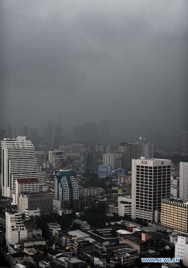 Clouds hover in the sky over Bangkok, Thailand, April 11, 2013. (Xinhua/Gao Jianjun)  