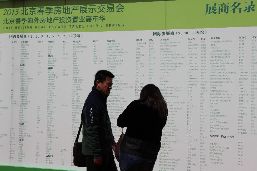 People read buildings information at 2013 Spring Beijing International Property Expo in Beijing, capital of China, April 11, 2013. The four-day expo kicked off on Thursday at Beijing Exhibition Centre. (Xinhua/Wang Yueling)