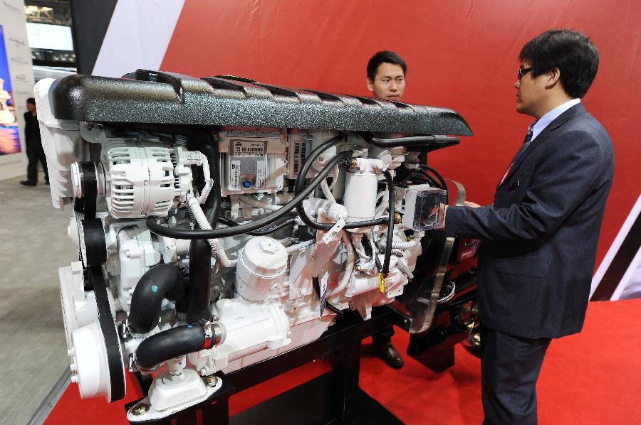An exhibitor introduces yacht engines to visitors during the 18th China (Shanghai) International Boat Show (CIBS) at the Shanghai World Expo Exhibition & Convention Center in Shanghai, east China, April 11, 2013. A total of 550 real boats from 500 exhibitors were displayed at the four-day-long CIBS that kicked off on Thursday. (Xinhua/Lai Xinlin) 