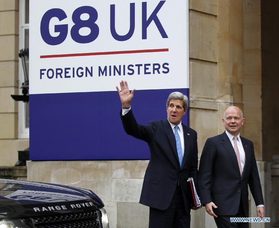 British Foreign Secretary William Hague welcomes US Secretary of State John Kerry (L) at the G8 Foreign Ministers Meeting at Lancaster Houseon in London, Britain, on April 11, 2013. (Xinhua/Wang Lili) 