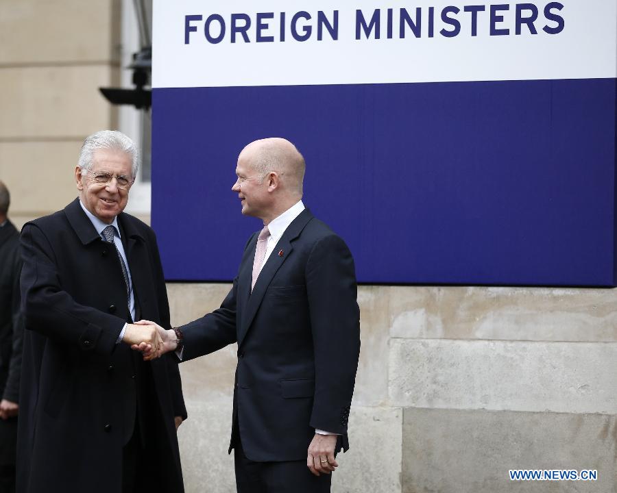 UK Foreign Secretary William Hague (R) welcomes Italian Prime Minister Mario Monti at the Lancaster House where the G8 Foreign Ministers Meeting is held, in London, Britain, on April 11, 2013. (Xinhua/Wang Lili)