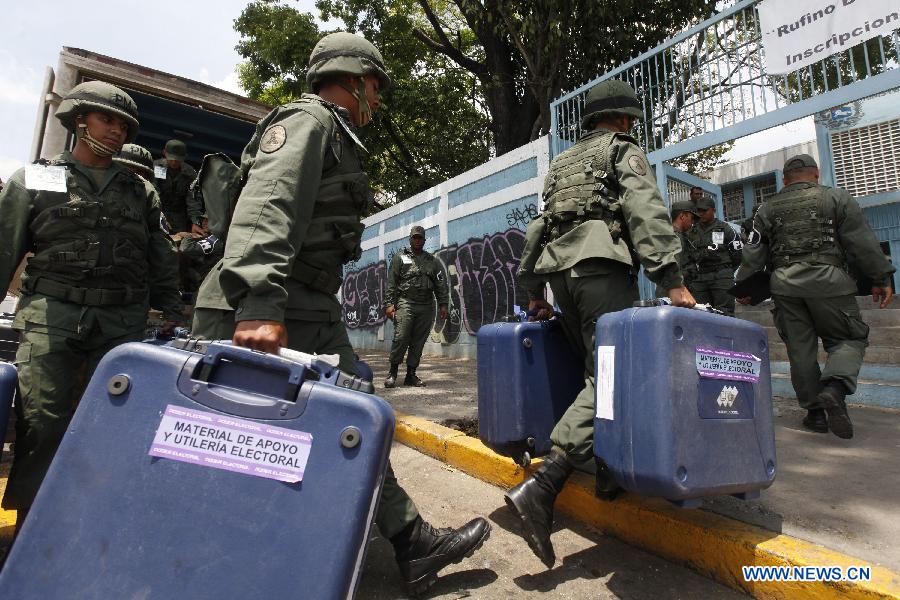 Soldiers unload electoral material to distribute for the Venezuelan presidential elections, in Caracas, capital of Venezuela, on April 10, 2013. Venezuela will hold presidential elections on April 14.(Xinhua/AVN) 