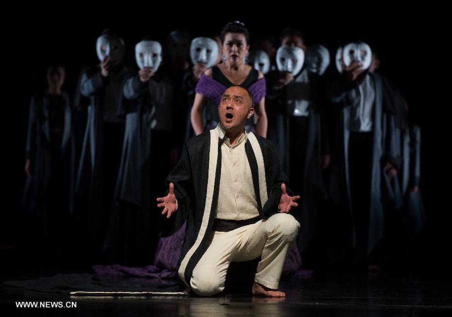 Actor Yao Lu (front) and actress Jiang Shan perform during the stage drama "Oedipus the King" at the National Center for the Performing Arts in Beijing, capital of China, April 11, 2013. The drama which was directed by Li Liuyi, will be staged from April 11 to April 14. (Xinhua/Luo Xiaoguang)