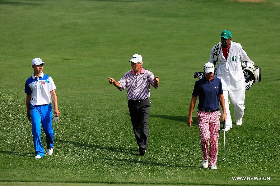 China's Guan Tianlang (1st, L) walks during the first round of the 2013 Masters golf tournament at the Augusta National Golf Club in Augusta, Georgia, the United States, April 11, 2013. Guan shot a one-over par 73 on Thursday. (Xinhua/Sam Greenwood/Augusta National)