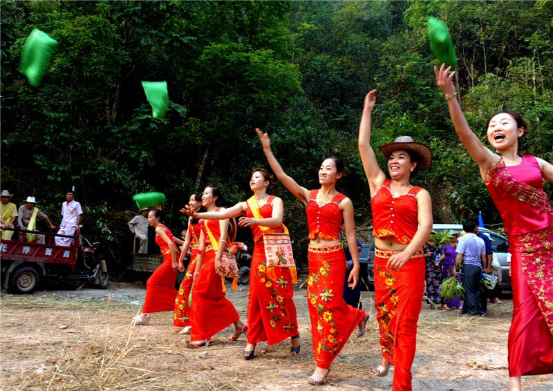 People soak each other in the Water Splashing Festival celebrations in Dehong Dai and Jingpo autonomous prefecture in Yunnan on April 11, 2013. (Xinhua)