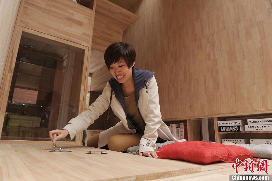 A student demonstrates the bookcase. (CNS/ Chen Chao)