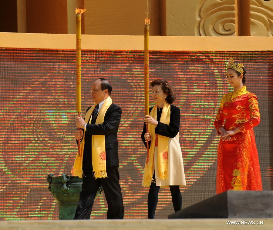 John Chiang, vice chairman of the Kuomintang (KMT) Party, attends a ceremony with his wife paying homage to Huang Di, or Yellow Emperor, who is considered as the ancestor of all Chinese people, in Xinzheng City, central China's Henan Province, April 12, 2013. (Xinhua/Li Bo)