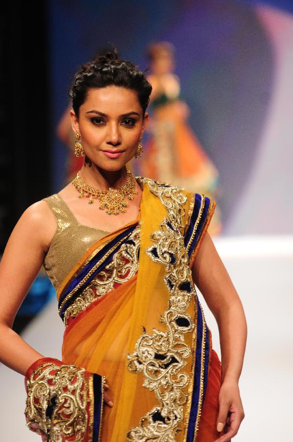 A model presents jewellery during the India Gems and Jewellery Fair 2013 in New Delhi, India, April 12, 2013. (Xinhua/Partha Sarkar)