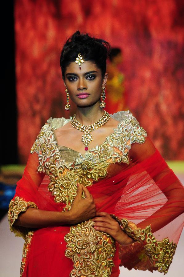 A model presents jewellery during the India Gems and Jewellery Fair 2013 in New Delhi, India, April 12, 2013. (Xinhua/Partha Sarkar)