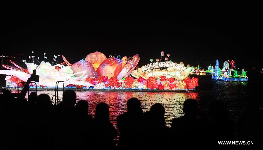 A ship cruises on the Jinji Lake at the opening ceremony of the 16th Suzhou International Tourism Festival in the scenic area of Jinji Lake in Suzhou, east China's Jiangsu Province, April 12, 2013. The festival kicked off on Friday. (Xinhua/Hang Xingwei)