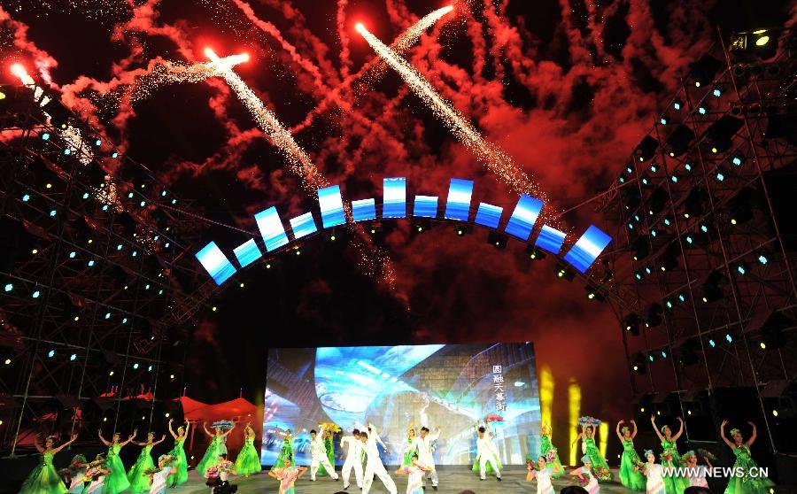 Dancers perform at the opening ceremony of the 16th Suzhou International Tourism Festival in the scenic area of Jinji Lake in Suzhou, east China's Jiangsu Province, April 12, 2013. The festival kicked off on Friday. (Xinhua/Hang Xingwei)