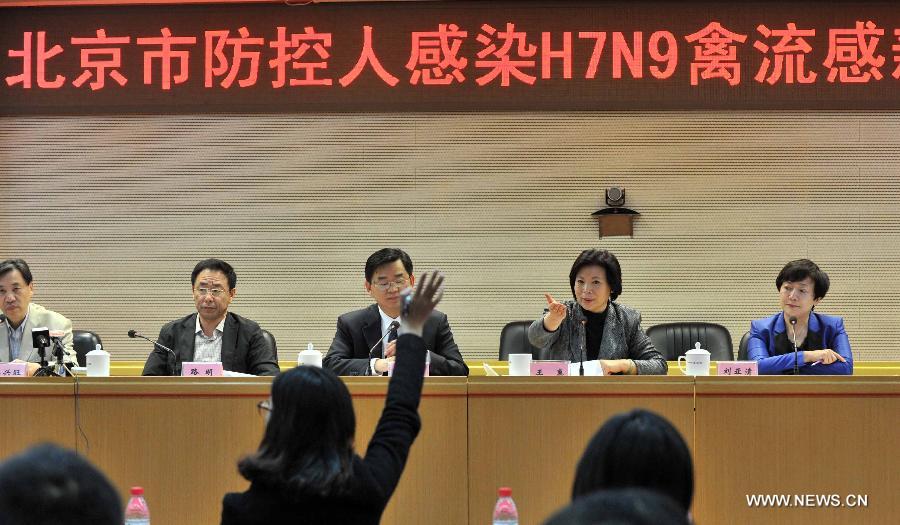 Journalists raise questions about the first case of H7N9 infection in Beijing at a press conference held in Beijing, capital of China, April 13, 2013. A seven-year-old girl in Beijing was infected with the H7N9 strain of bird flu, the first such case in the Chinese capital, local health authorities said Saturday. The case was confirmed following a test by the Chinese Center for Disease Control and Prevention early on Saturday. The child is being treated at the Beijing Ditan Hospital, and is in stable condition. (Xinhua/Li Wen)