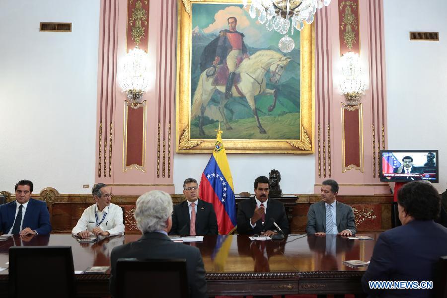 Image provided by Venezuela's Presidency shows presidential candidate and Venezuelan Acting President Nicolas Maduro (2nd R) attending a meeting with international delegates of the National Electoral Council (CNE) at Miraflores Palace, in Caracas, capital of Venezuela, on April 13, 2013. Venezuela will hold presidential elections on April 14, 2013. (Xinhua) 
