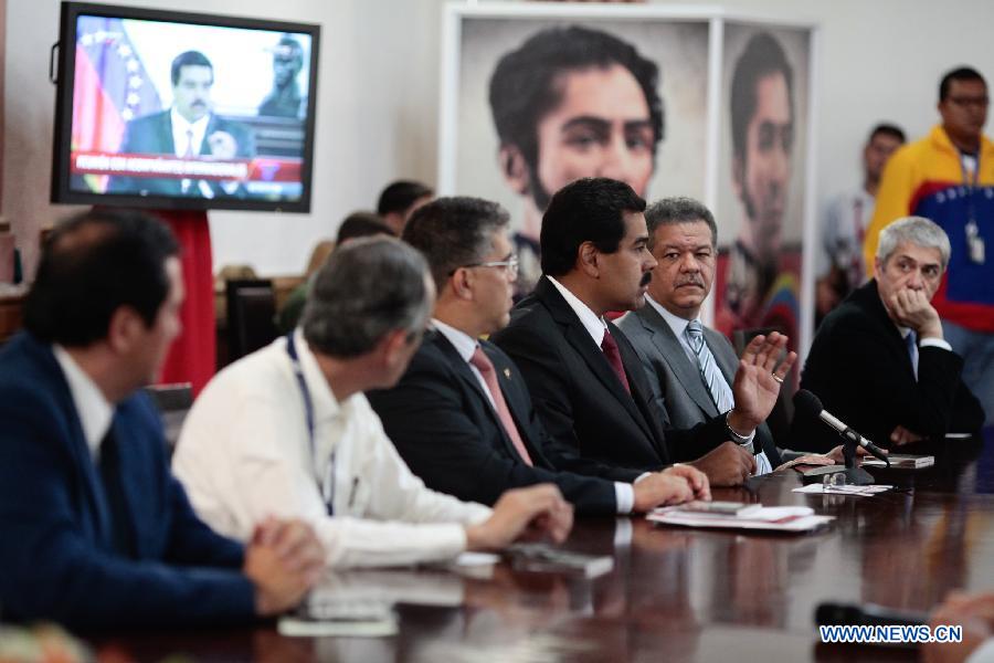 Image provided by Venezuela's Presidency shows presidential candidate and Venezuelan Acting President Nicolas Maduro (3rd R) attending a meeting with international delegates of the National Electoral Council (CNE) at Miraflores Palace, in Caracas, capital of Venezuela, on April 13, 2013. Venezuela will hold presidential elections on April 14, 2013. (Xinhua) 