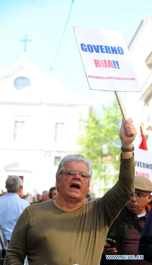 A Portuguese shouts slogans during a protest in Lisbon, Portugal, April 13, 2013. Some 1,000 Portuguese took to the streets in Lisbon on Saturday in protest against the government's tough austerity measures that were widely blamed for deepening economic recession in the heavily debted country. (Xinhua/Zhang Liyun)