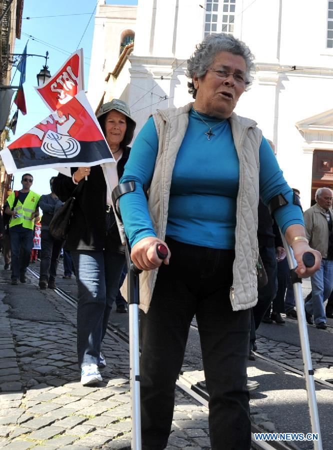 A Portuguese woman takes part in a protest in Lisbon, Portugal, April 13, 2013. Some 1,000 Portuguese took to the streets in Lisbon on Saturday in protest against the government's tough austerity measures that were widely blamed for deepening economic recession in the heavily debted country. (Xinhua/Zhang Liyun) 