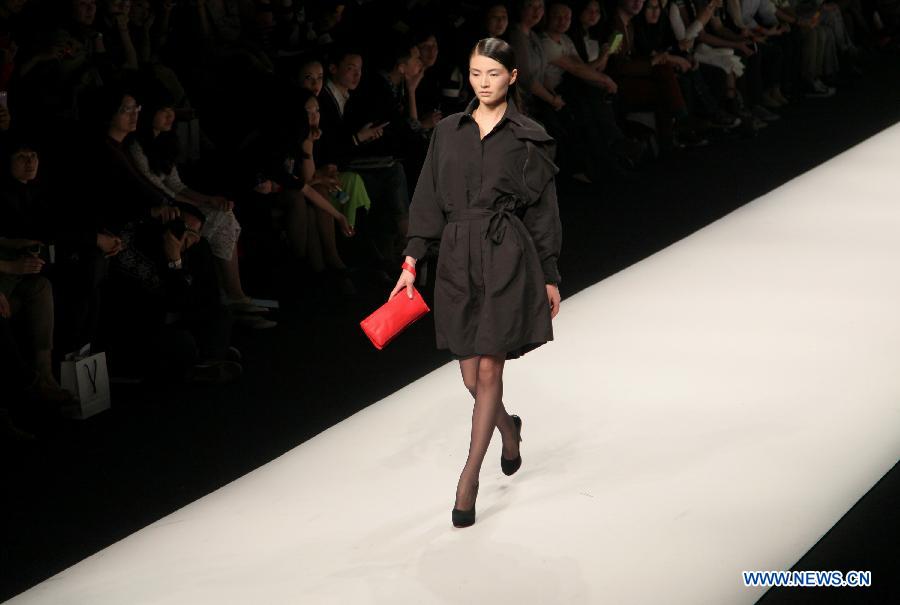 A model presents a creation at the special performance "Sweden fashion" during the Shanghai Fashion Week in Shanghai, east China, April 13, 2013. (Xinhua/Zhuang Yi)