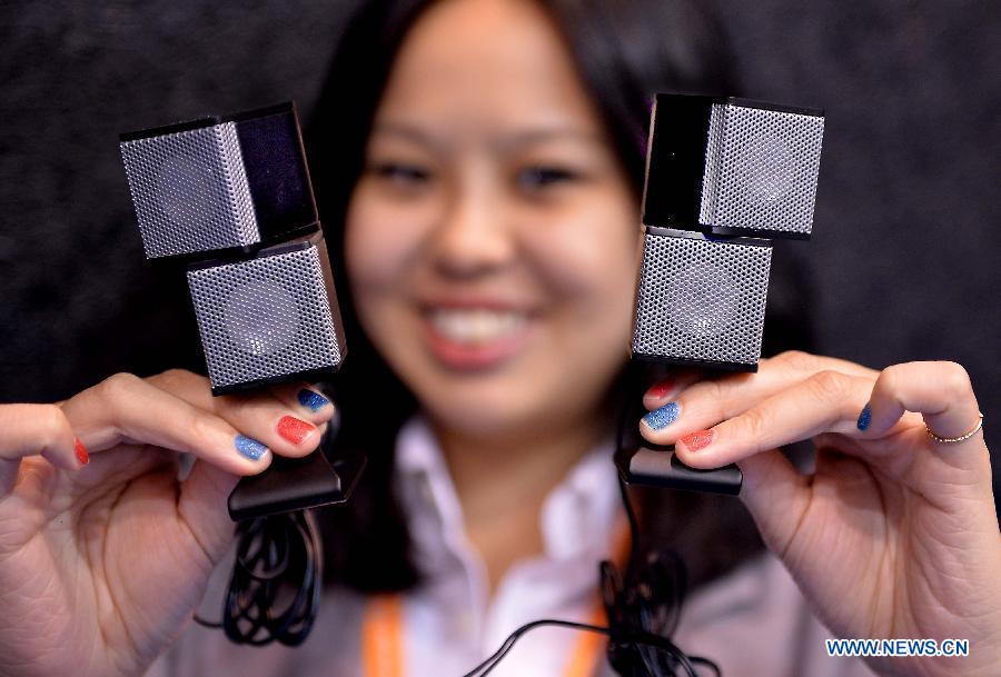 An exhibitor shows a Hi-Fi loudspeaker from a Taiwanese manufacturer at the 10th Hong Kong Electronics Fair (Spring Edition) in south China's Hong Kong, April 13, 2013. The four-day fair, which kicked off on Saturday, attracted 3,250 enterprises from 24 countries and regions. (Xinhua/Chen Xiaowei)