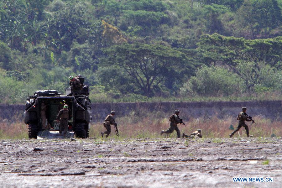 U.S. and Filipino soldiers participate in a live fire drill as part of a joint military exercise in Tarlac Province, the Philippines, April 12, 2013. The Philippines and the U.S. held its 29th annual joint military exercise with at least 8,000 American and Filipino soldiers participating in the training. The joint military exercise, more known as Balikatan, which means "shoulder-to-shoulder" in Filipino, is held from April 5 to 17. (Xinhua/Rouelle Umali)